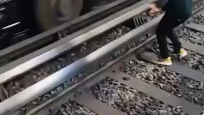 VIDEO: Sujeto drogado baja a las vías del Metro a bailar y se desata el caos