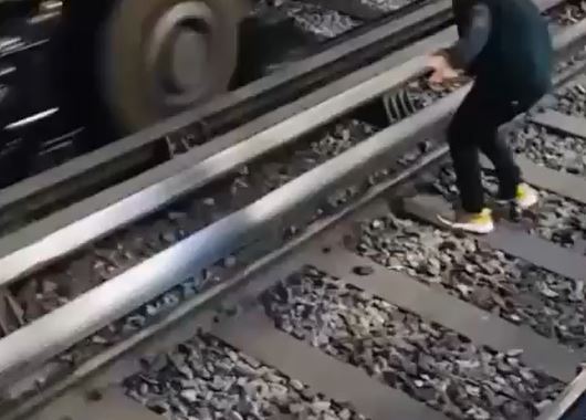 VIDEO: Sujeto drogado baja a las vías del Metro a bailar y se desata el caos