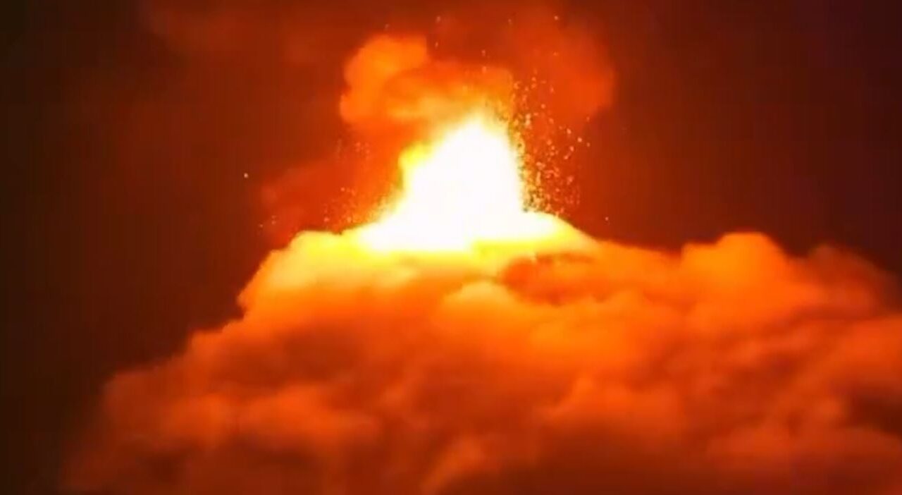 VIDEO: ‘Volcán de Fuego’ entra en erupción y gobierno declara ‘alerta de peligro’