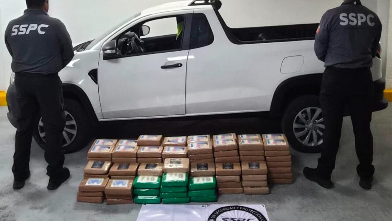 NARCO. Descubren a sujeto que llevaba 217 kilos de cocaína escondidos en una camioneta