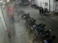 VIDEO: Clientes de bar huyen aterrados mientras hombres armados abren fuego