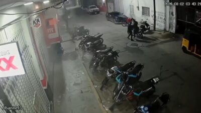 VIDEO: Clientes de bar huyen aterrados mientras hombres armados abren fuego