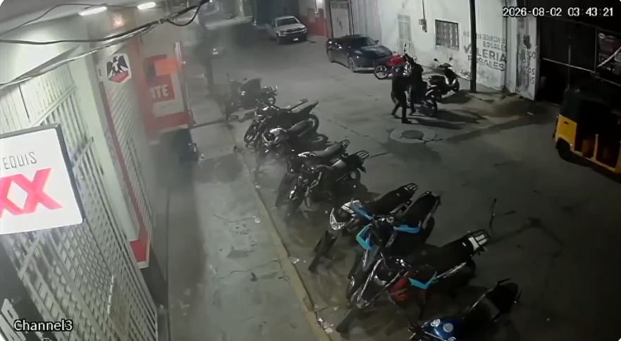 VIDEO: Clientes de bar huyen aterrados mientras hombres armados abren fuego