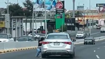 VIDEO: Joven conductora baja a reclamar un ‘laminazo’ y termina arrastrada en el asfalto