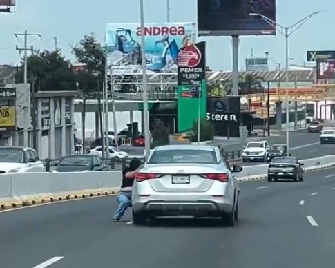 VIDEO: Joven conductora baja a reclamar un ‘laminazo’ y termina arrastrada en el asfalto