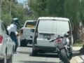 VIDEO. Motociclista agrede a abuelito conductor y al final recibe una paliza de vecinos