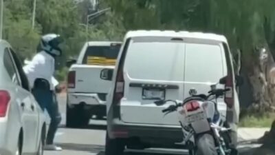 VIDEO. Motociclista agrede a abuelito conductor y al final recibe una paliza de vecinos