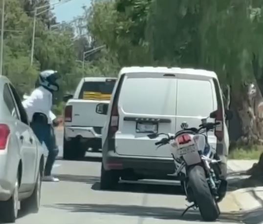 VIDEO. Motociclista agrede a abuelito conductor y al final recibe una paliza de vecinos