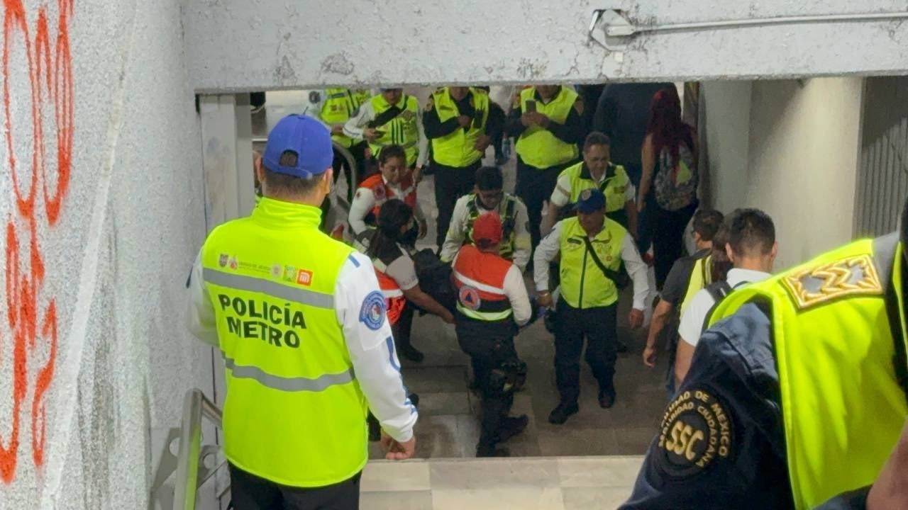 TERRIBLE: Joven de 25 años es apuñalado en la escaleras de una estación del Metro