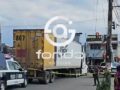 URGENTE: Abuela muere arrollada por un tráiler cuando cruzaba con su nieto