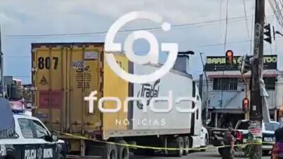 URGENTE: Abuela muere arrollada por un tráiler cuando cruzaba con su nieto