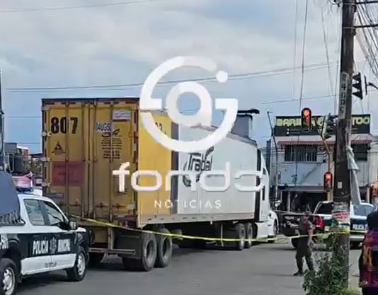 URGENTE: Abuela muere arrollada por un tráiler cuando cruzaba con su nieto