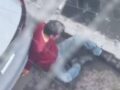 VIDEO: Repartidores de Didi y Uber dan brutal paliza a un presunto ladrón