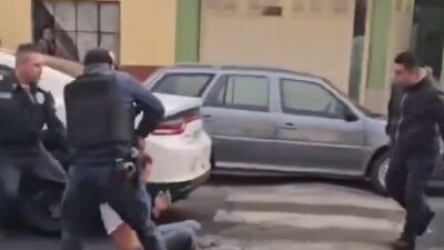 VIDEO: Ambulantes retan a policías y se arma fuerte enfrentamiento callejero