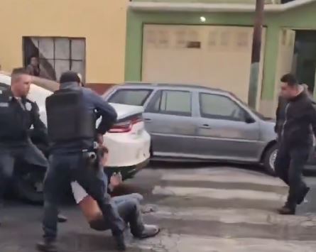 VIDEO: Ambulantes retan a policías y se arma fuerte enfrentamiento callejero