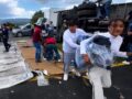 VIDEO: Familias salen a la carretera para robar pantalones tras volcadura de camión