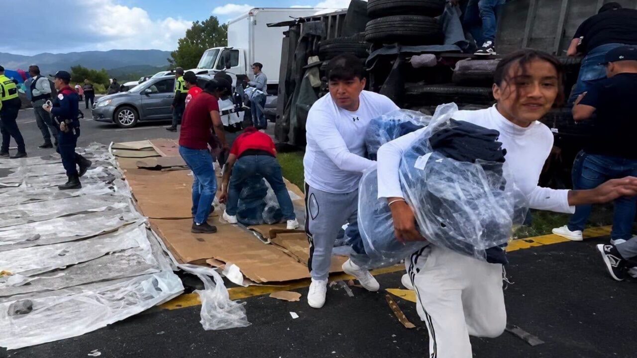 VIDEO: Familias salen a la carretera para robar pantalones tras volcadura de camión