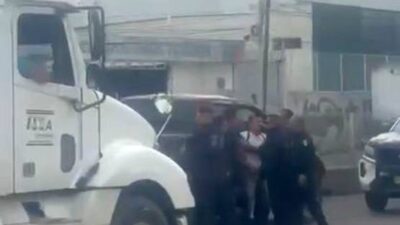 VIDEO: ‘Así ponte con la rata…’; policías de Ecatepec golpean y amenazan a dos adultos mayores