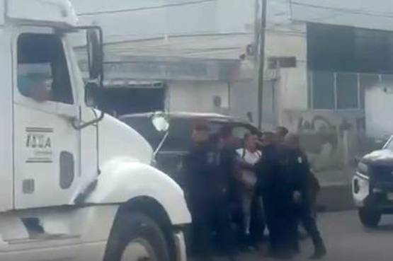 VIDEO: ‘Así ponte con la rata…’; policías de Ecatepec golpean y amenazan a dos adultos mayores