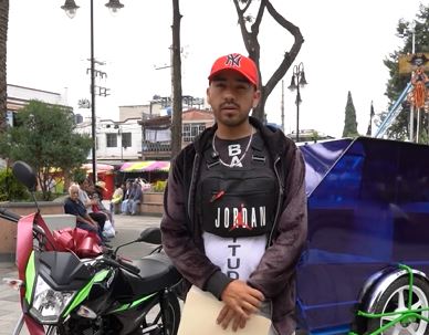 AGRADECIDO. Joven padre perdió su mototaxi durante la tormenta y ahora puede trabajar de nuevo