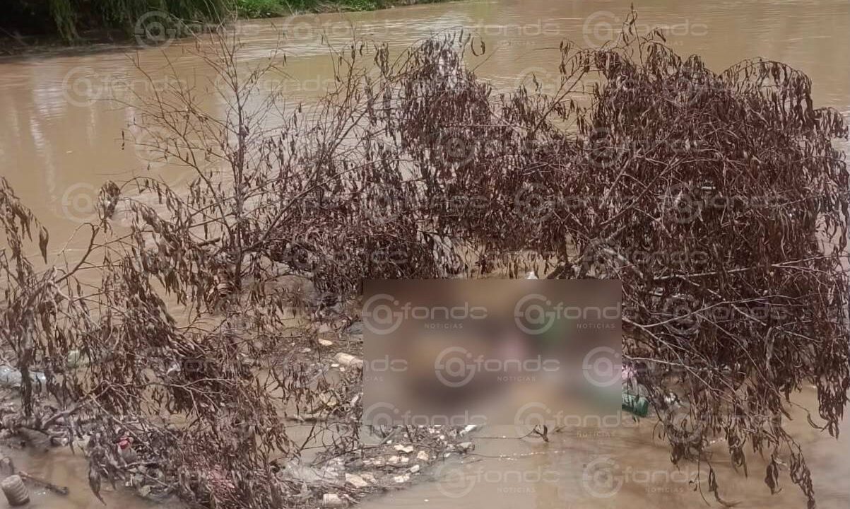 MACABRO. El cuerpo de un hombre flotaba atorado entre basura en un río de Edomex