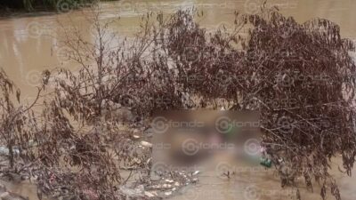 MACABRO. El cuerpo de un hombre flotaba atorado entre basura en un río de Edomex