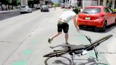 VIDEO. Ciclista estuvo a punto de morir tras ser embestido por un automovilista
