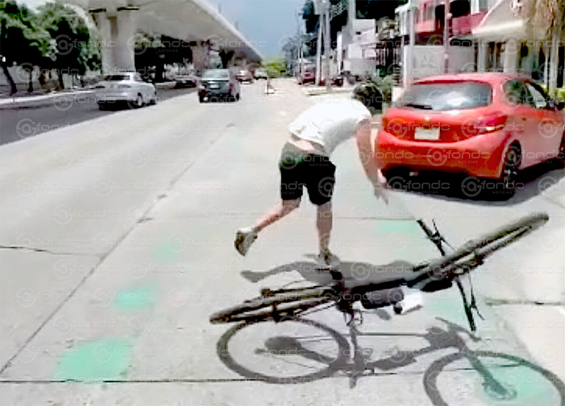 VIDEO. Ciclista estuvo a punto de morir tras ser embestido por un automovilista