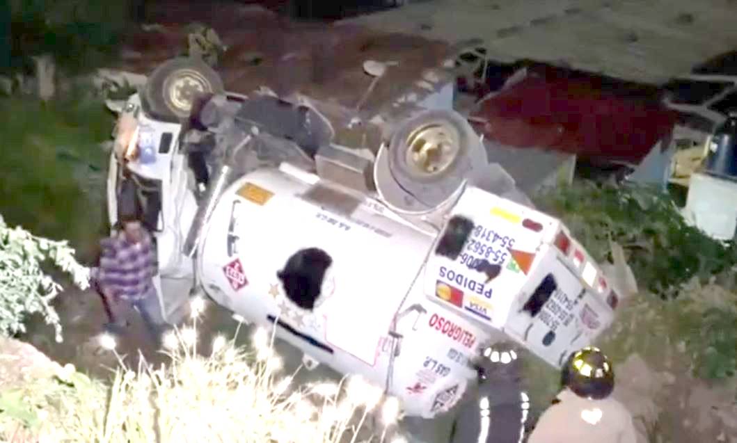 VIDEO: Volcadura de pipa provoca pánico e intensa movilización por la noche