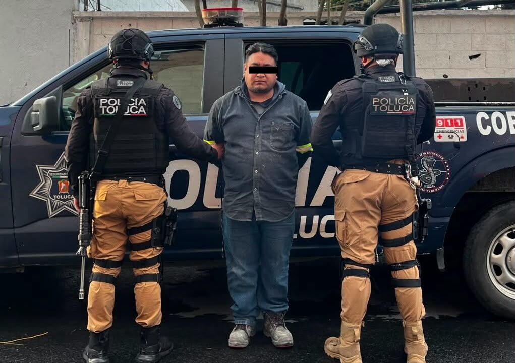CAPTURADOS: Policías de Toluca sorprenden a dos sujetos que manejaban autos robados