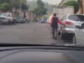 VIDEO: ‘¿Por qué los rayas?’; sujeto con un vidrio daña autos estacionados