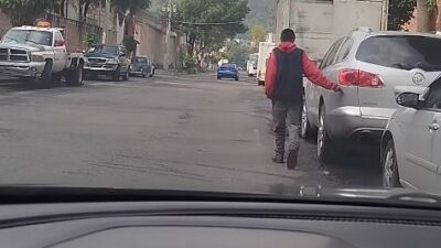 VIDEO: ‘¿Por qué los rayas?’; sujeto con un vidrio daña autos estacionados