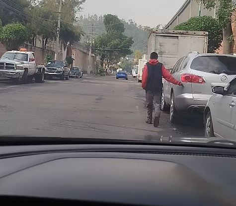 VIDEO: ‘¿Por qué los rayas?’; sujeto con un vidrio daña autos estacionados
