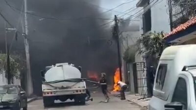 ÚLTIMA HORA: Explota pipa y tanque de gas cuando abastecían en un negocio de comida