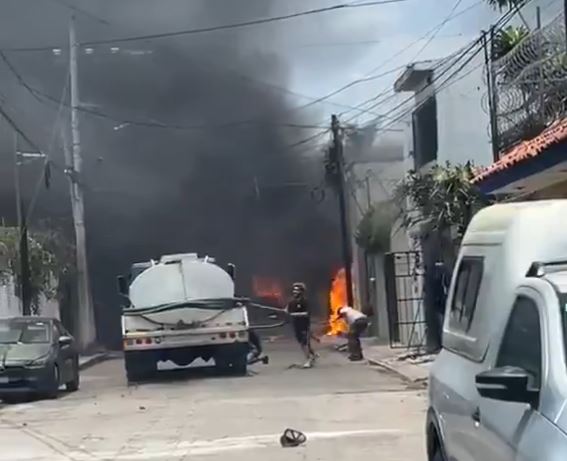 ÚLTIMA HORA: Explota pipa y tanque de gas cuando abastecían en un negocio de comida