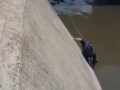 VIDEO: ¡Héroes!; perrito ladraba desesperado en el canal y policías se unen para salvarlo