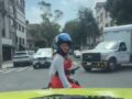 VIDEO: ‘¡Tá’ loca!’; mujer en motoneta pierde la razón y raya el auto de un conductor
