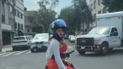 VIDEO: ‘¡Tá’ loca!’; mujer en motoneta pierde la razón y raya el auto de un conductor