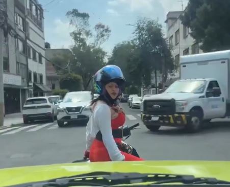 VIDEO: ‘¡Tá’ loca!’; mujer en motoneta pierde la razón y raya el auto de un conductor
