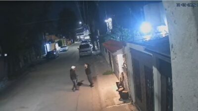VIDEO: ‘¡Manos arriba!’; mujer sola es atacada por un criminal por la noche