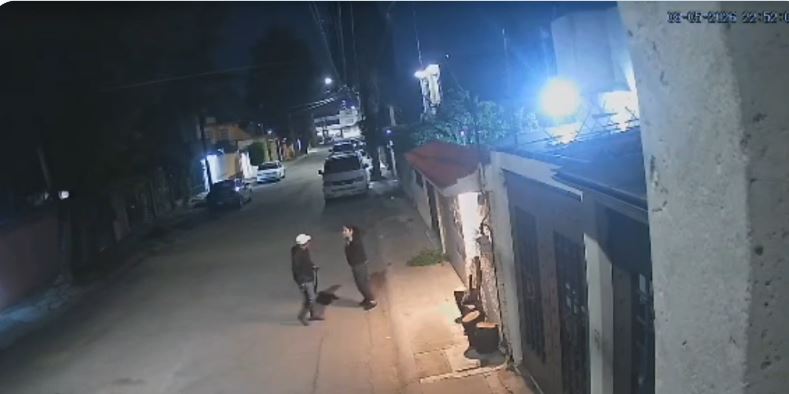 VIDEO: ‘¡Manos arriba!’; mujer sola es atacada por un criminal por la noche