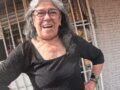 VIDEO. ‘¡Dámelo!’; señora pierde la cabeza y roba el celular a un joven repartidor