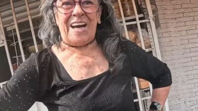 VIDEO. ‘¡Dámelo!’; señora pierde la cabeza y roba el celular a un joven repartidor