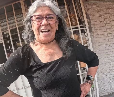 VIDEO. ‘¡Dámelo!’; señora pierde la cabeza y roba el celular a un joven repartidor