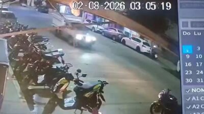 VIDEO. Sujetos atacan a varios jóvenes afuera de un bar en Edomex; hay tres apuñalados