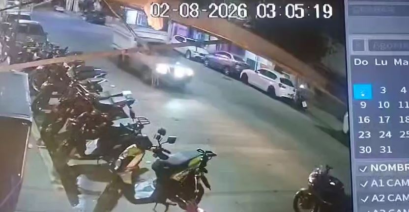 VIDEO. Sujetos atacan a varios jóvenes afuera de un bar en Edomex; hay tres apuñalados