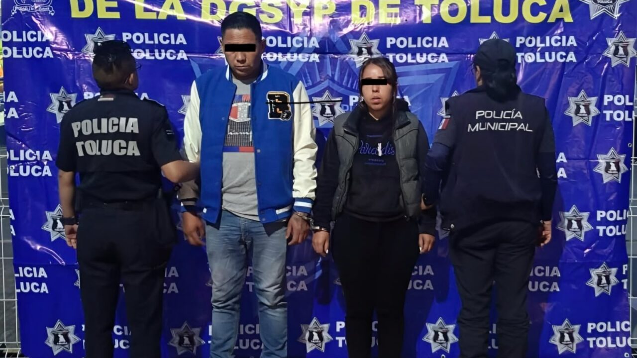 VIDEO. Pareja robaba a mujeres en el centro de Toluca y policías los capturaron
