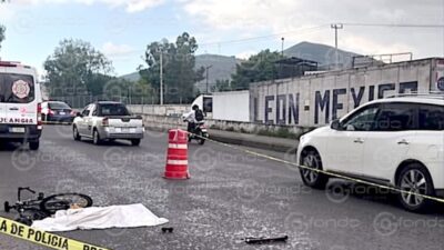 LAMENTABLE. Hombre que manejaba una bicicleta bajo la lluvia muere arrollado en Edomex