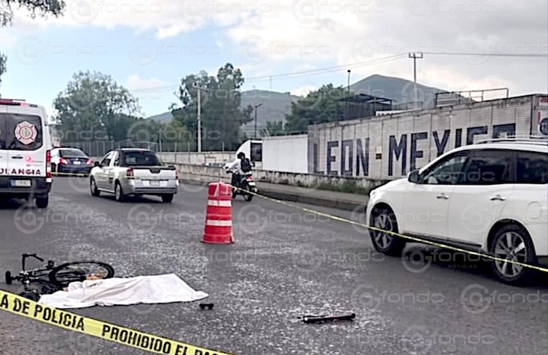 LAMENTABLE. Hombre que manejaba una bicicleta bajo la lluvia muere arrollado en Edomex