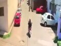 VIDEO: Agresor en moto abusa de una mujer que caminaba en la calle